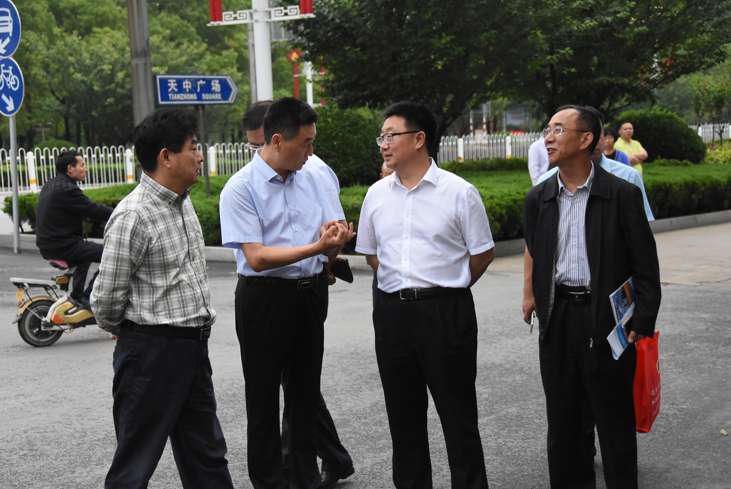潘建华、王玮为市领导介绍保险业情况.JPG