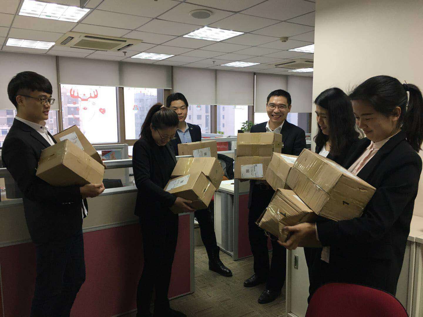 收到爱心藕时的喜悦溢于言表.jpg
