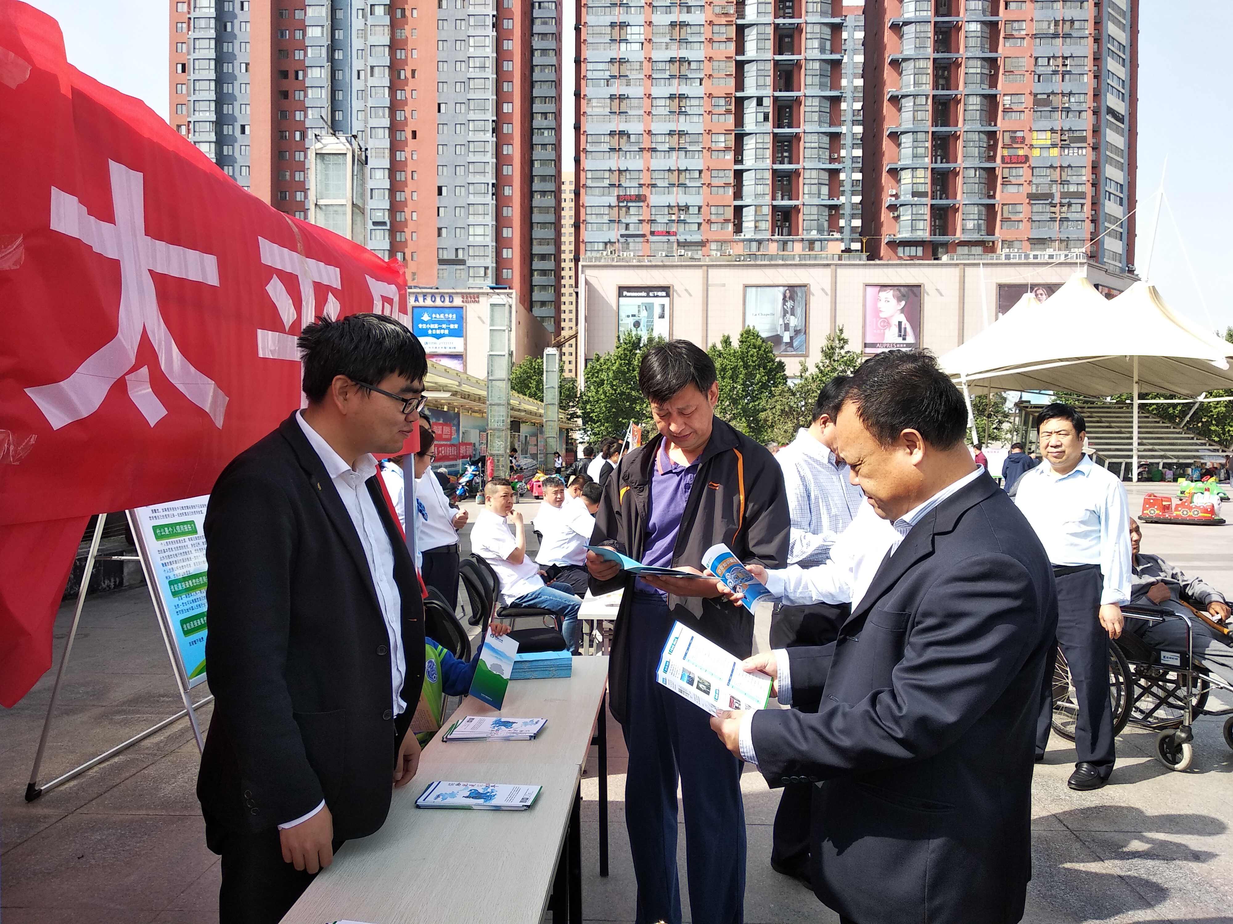 市乡一体化示范区刘会林主任在市金融办康平森主任的陪同下巡视了太平财险公司的宣传展位,详细了解了该公司对此次活动的准备情况